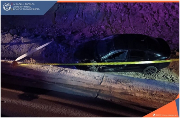 Երևան-Գյումրի ճանապարհին «Dodge» մակնիշի ավտոմեքենան դուրս է եկել ճանապարհի երթևեկելի հատվածից և կողաշրջվել․ կան տուժածներ